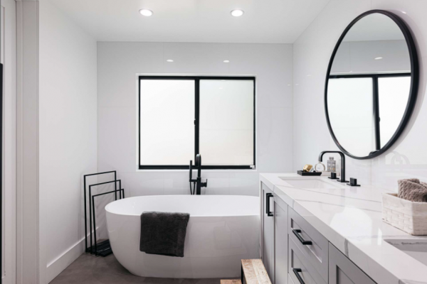 Kamar Mandi dengan Lantai Keramik Bergaya Beton